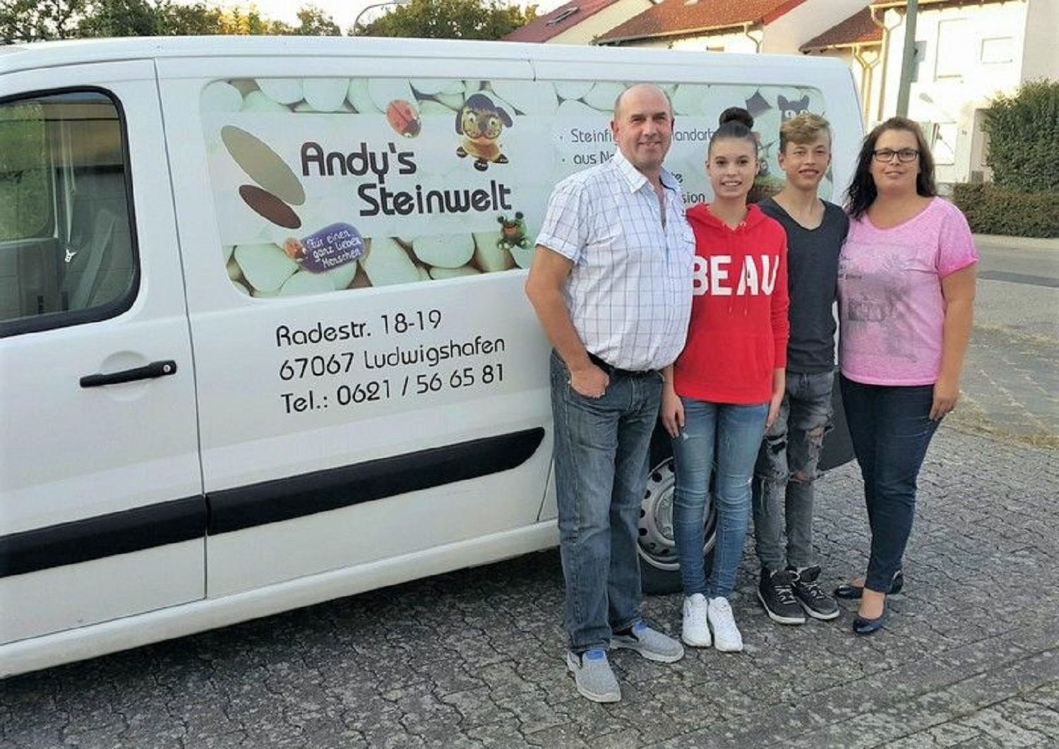 Familie posiert vor einem Lieferwagen mit dem Schriftzug "Andys Steinwelt".